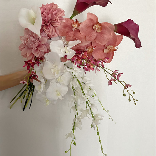 胡蝶蘭、カラー、ダリア、ウェディングブーケ、ブートニア付きブーケ