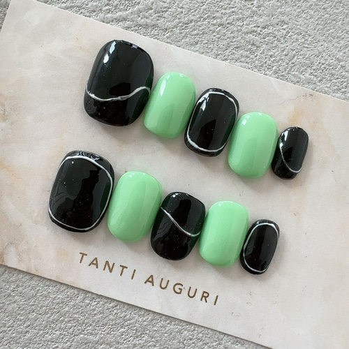 ミントグリーン ベリーショート ネイルチップ 黒色 ブラック 緑 短め