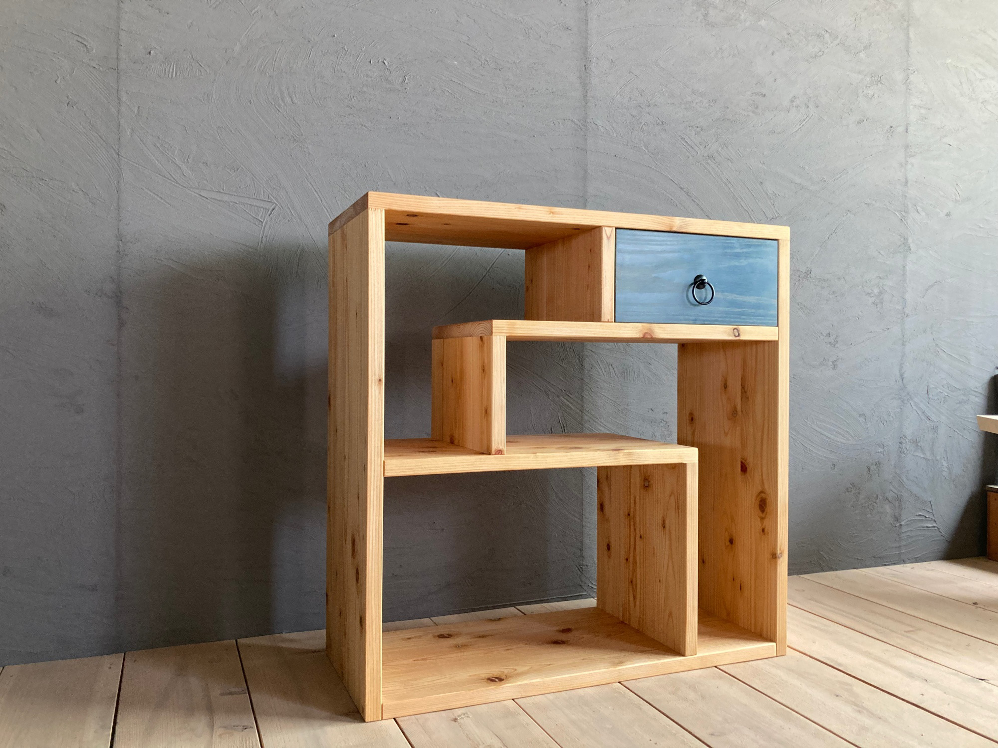 【漆塗りの和モダンなシェルフ】桧無垢材の違い棚｜本棚｜棚