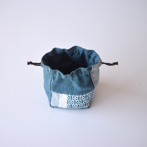 綠松石藍色，Kogin 生魚片 x 拼布 [亞麻，帶角撐板的抽繩袋] 非常適合整理行李。 第8張的照片
