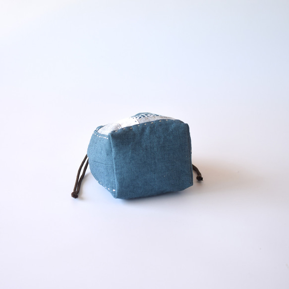 綠松石藍色，Kogin 生魚片 x 拼布 [亞麻，帶角撐板的抽繩袋] 非常適合整理行李。 第6張的照片