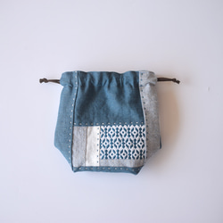 綠松石藍色，Kogin 生魚片 x 拼布 [亞麻，帶角撐板的抽繩袋] 非常適合整理行李。 第9張的照片