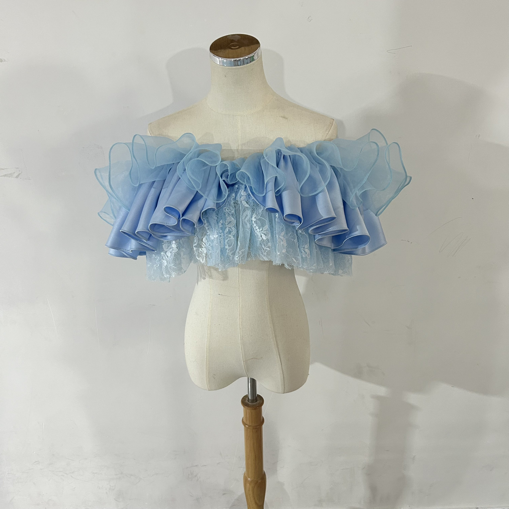 送料無料！ 爽やかで優しいブルー 多層生地 ポンチョ ソフトチュール ラッフルフリル 水色　取り外しオフショルダー