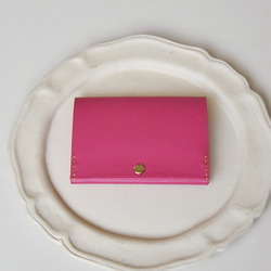 ハーフウォレット・ショッキングピンク（イタリア産牛革、顔料仕上げ）小さいお財布　ミニマリストなお出かけスタイル 2枚目の画像