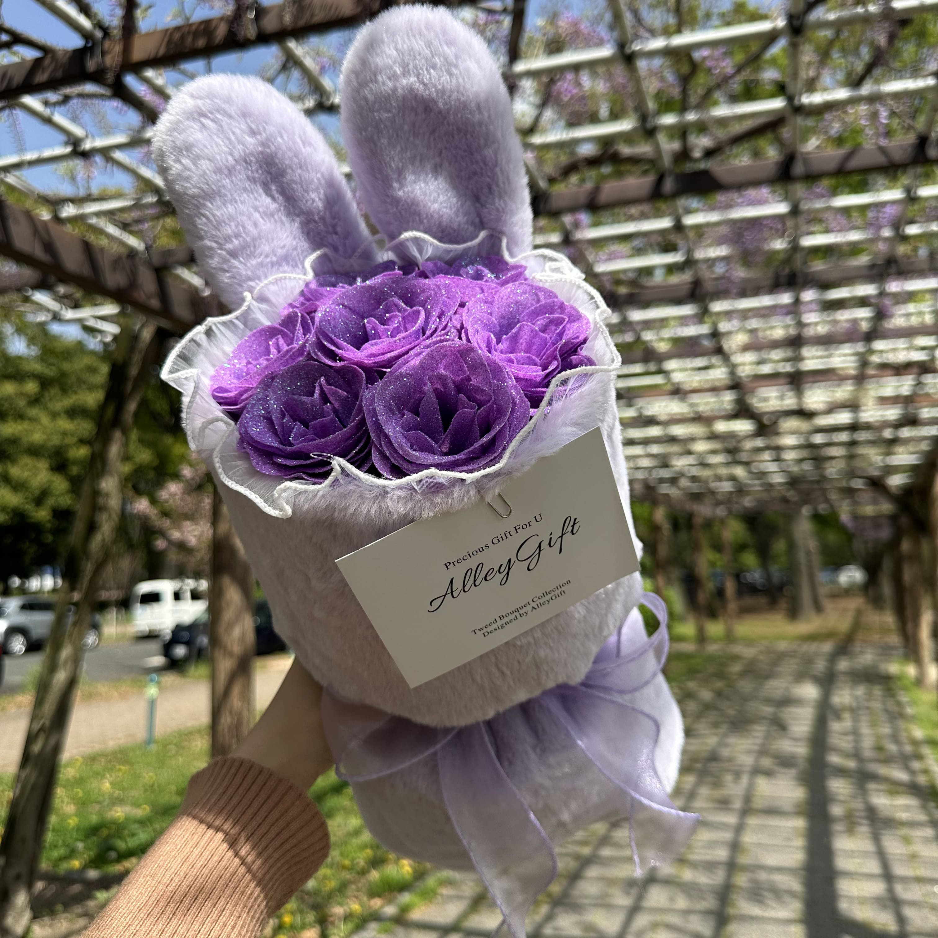 紫色グリッターローズ花束　うさぎモチーフのふわふわ花束　ワンホンブーケ専門店AlleyGiftが初めて考案