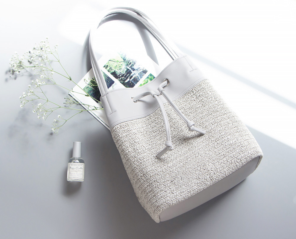 春夏かご 軽量で大容量巾着型トートバッグ 編みｘPU【ライトグレー】ファスナーポケット＆キーフック｜A4対応