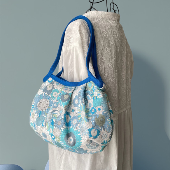 コロンと可愛いショルダーグラニーバッグ　✤リバティ✤ スモールスザンナ　ブルー　◎選べる2サイズ 3枚目の画像