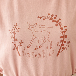 a tale in the forest Tシャツ ダスティピンク 2枚目の画像