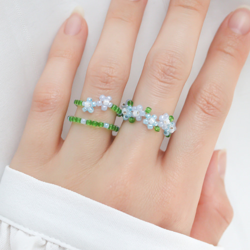 ビーズリング ✧ ネモフィラ (ツヤツヤ) 小さなお花のぷちリング