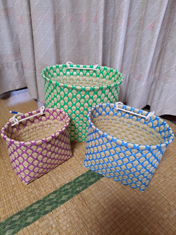 ●PPバンドかご(格子編みはけご　小)、収穫かご、模様a-黒-赤、色違い3個組 ○PPバンドかご(格子編みはけご 小)、収穫かご、プラカゴ 模様b
