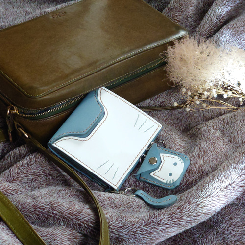 名入れ】くすみブルー×白【革にゃんこ】カードが入る小さな革財布&ちび