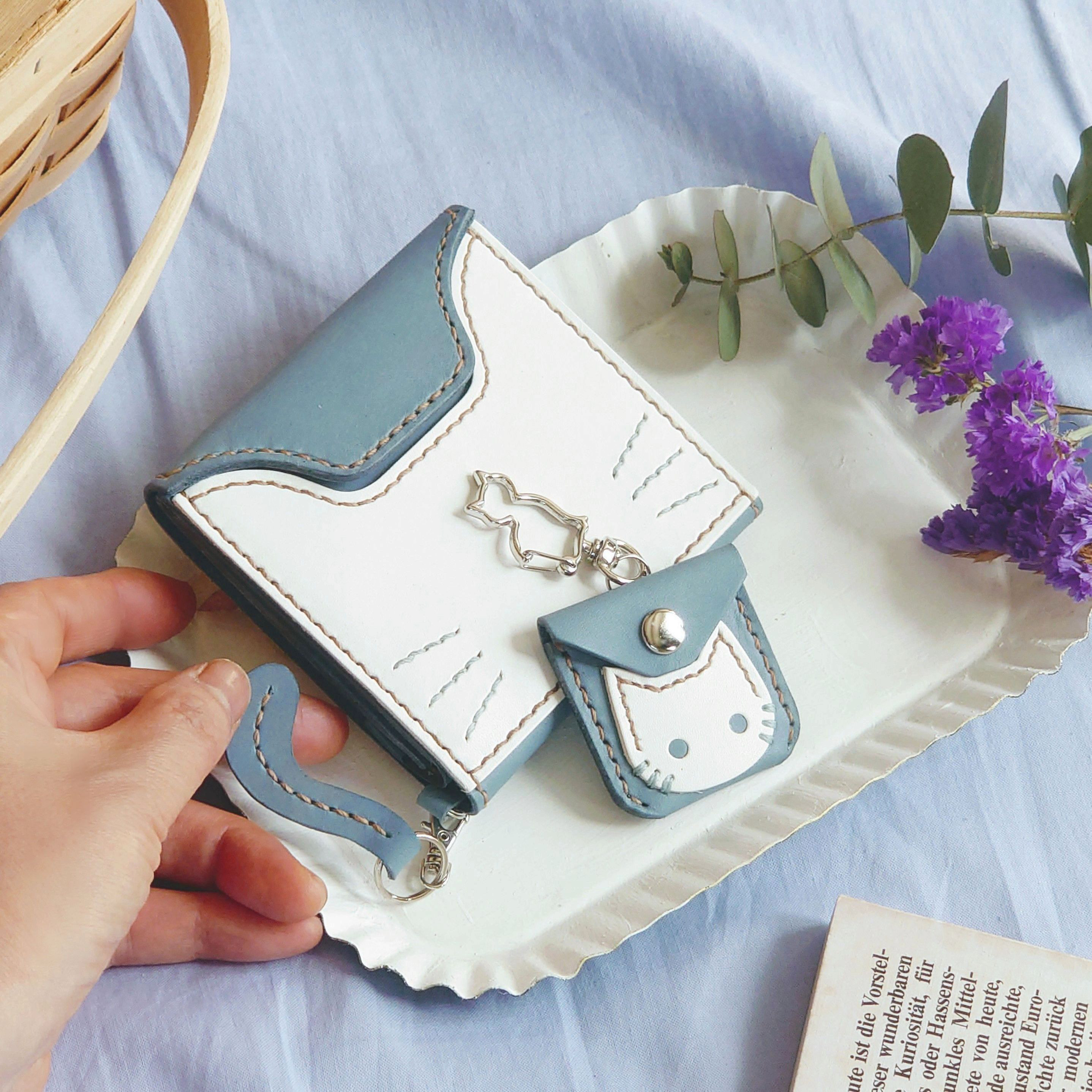 【名入れ】くすみブルー×白【革にゃんこ】カードが入る小さな革財布&ちびネコインケース付・猫財布 ※袋ラッピング無料