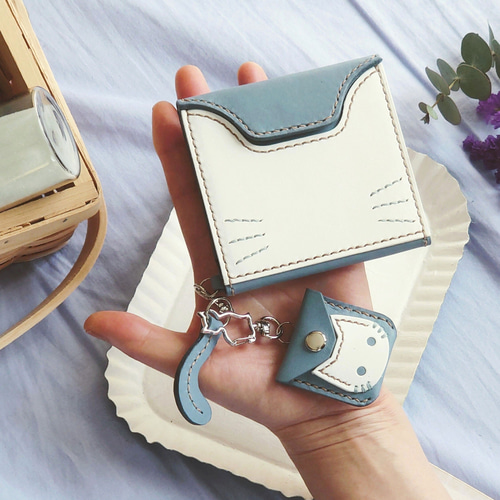 名入れ】くすみブルー×白【革にゃんこ】カードが入る小さな革財布&ちび