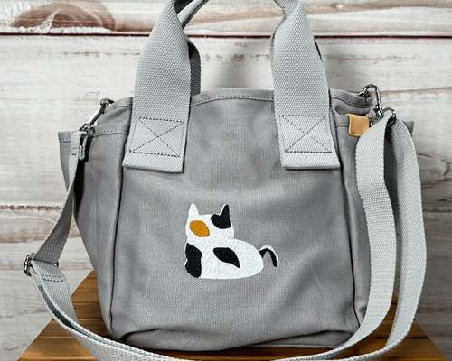 お餅猫の刺繍 たくさんポケット付きキャンバス2WAYミニショルダー