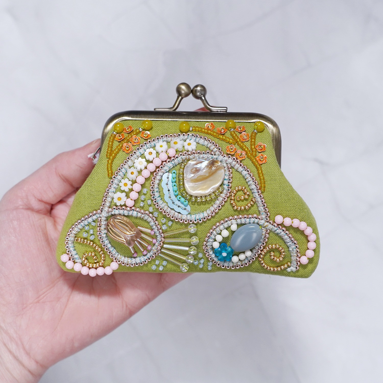 ビーズ刺繍の小さながま口 No.6｜グリーン｜ガーゼ素材｜マチなしポーチ｜手刺繍｜一点もの