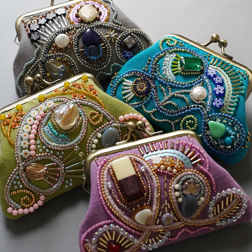インド更紗模様のがま口ポーチ　モリス　手刺繍　ビーズ刺繍　ハンドメイド インド更紗模様のがま口ポーチ モリス 手刺繍 ビーズ刺繍