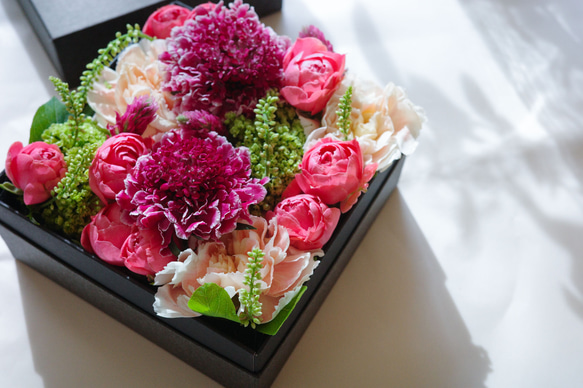 【母の日・遅着割引】季節のお花を箱に忍ばせて おまかせボックスフラワー 3枚目の画像