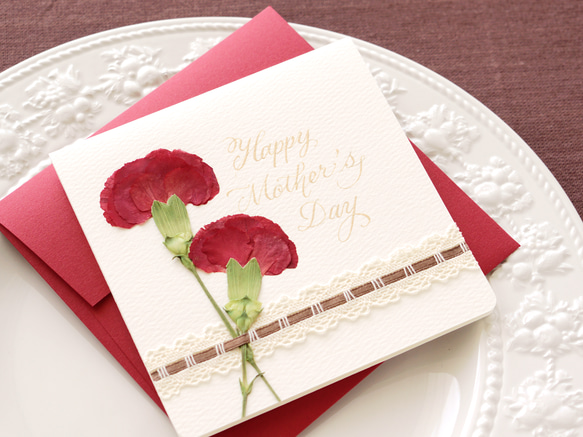 押し花とカリグラフィーの母の日カード【Happy Mother's Day】　本物のカーネーションのカード（赤） 1枚目の画像