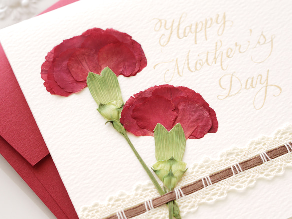押し花とカリグラフィーの母の日カード【Happy Mother's Day】　本物のカーネーションのカード（赤） 2枚目の画像
