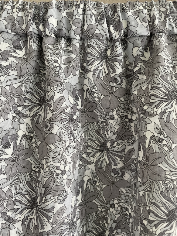 コットンの花柄のフレアスカート(モノトーン) 5枚目の画像