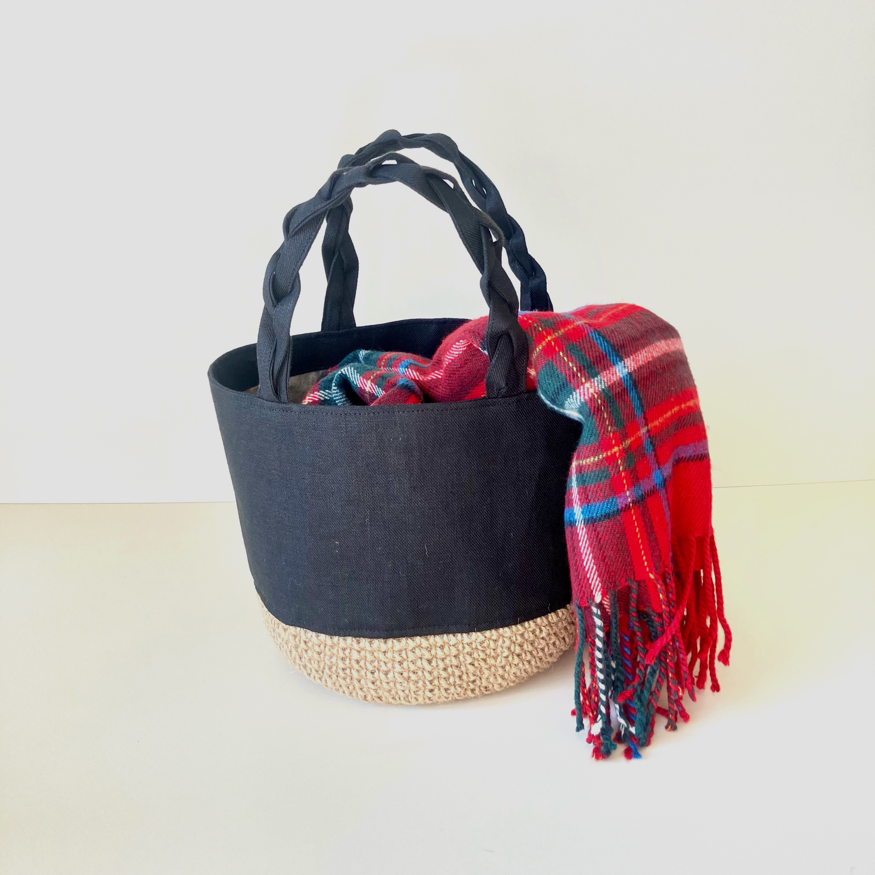 シンプルな麻ひものかばん　冬はキレイ色のストールと合わせて(三つ編み持ち手)