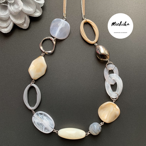 ベージュ×グレー×ホワイト 大ぶり ビーズ ロングネックレス（紐は金属  