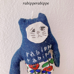 こまり顔猫　ぬいぐるみ　rabippe  マスコット　薔薇ジーンズ　　1匹　Sサイズ 2枚目の画像