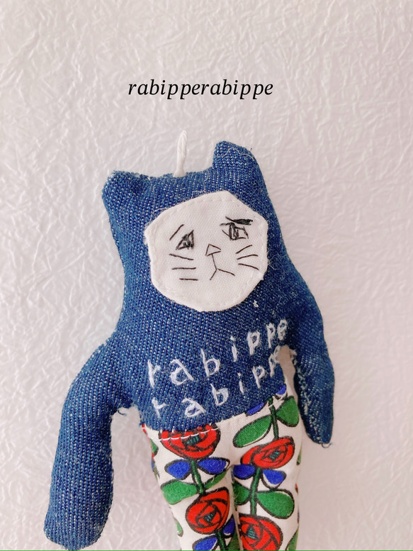 こまり顔猫　ぬいぐるみ　rabippe  マスコット　薔薇ジーンズ　　1匹　Sサイズ 2枚目の画像