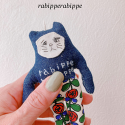 こまり顔猫　ぬいぐるみ　rabippe  マスコット　薔薇ジーンズ　　1匹　Sサイズ 3枚目の画像