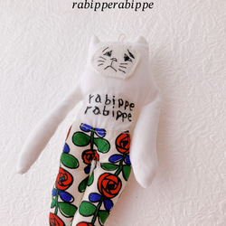 こまり顔猫　ぬいぐるみ　rabippe  マスコット　薔薇ホワイト　　1匹　Sサイズ 5枚目の画像
