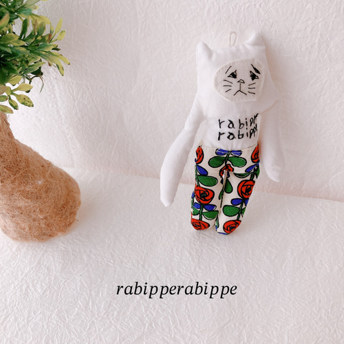 こまり顔猫 ぬいぐるみ rabippe マスコット 薔薇ホワイト 1匹 Sサイズ