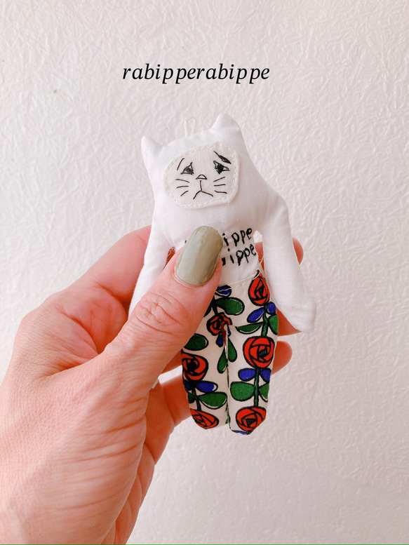 こまり顔猫　ぬいぐるみ　rabippe  マスコット　薔薇ホワイト　　1匹　Sサイズ 3枚目の画像