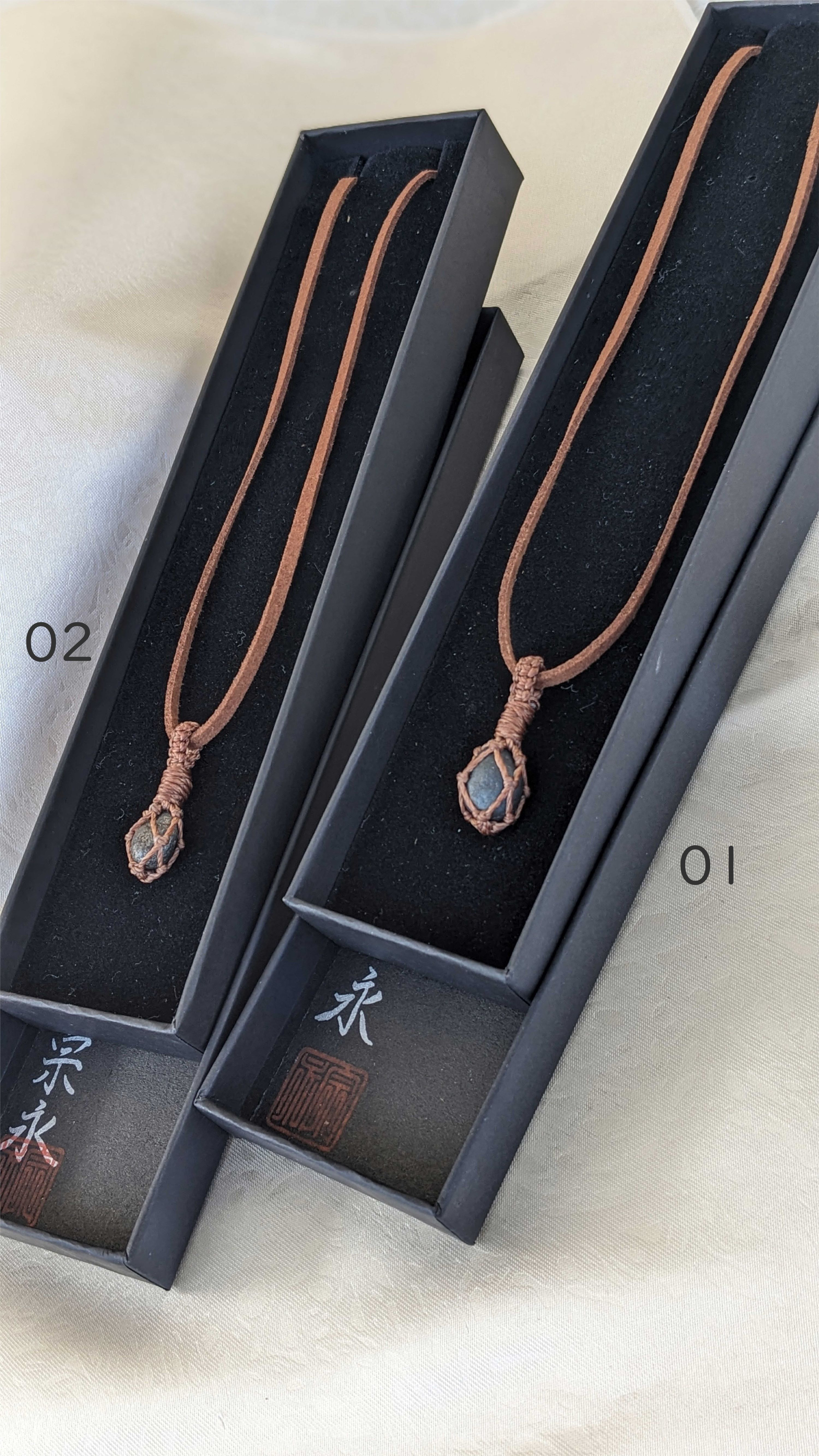 安産お守りに。その次はわが子の守り刀へ。クロガネの宝石「鋼（はがね）のしずくペンダント」