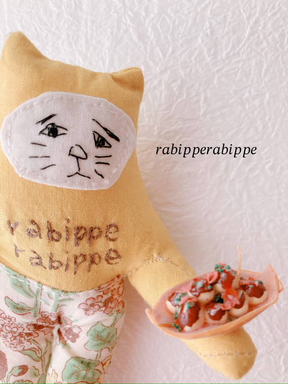 こまり顔猫　ぬいぐるみ　rabippe マスコット　たこ焼きちゃん　アースイエロー　1匹　Sサイズ 4枚目の画像