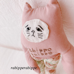 こまり顔猫　ぬいぐるみ　rabippe  マスコット  アースピンク　1匹　Sサイズ 4枚目の画像