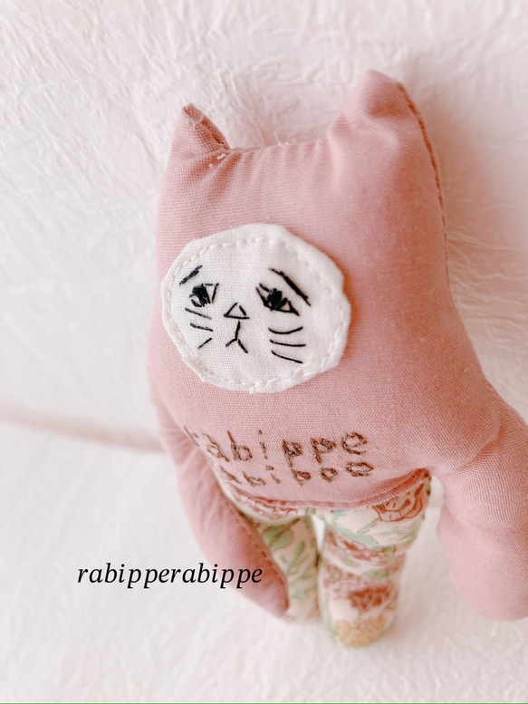 こまり顔猫　ぬいぐるみ　rabippe  マスコット  アースピンク　1匹　Sサイズ 4枚目の画像