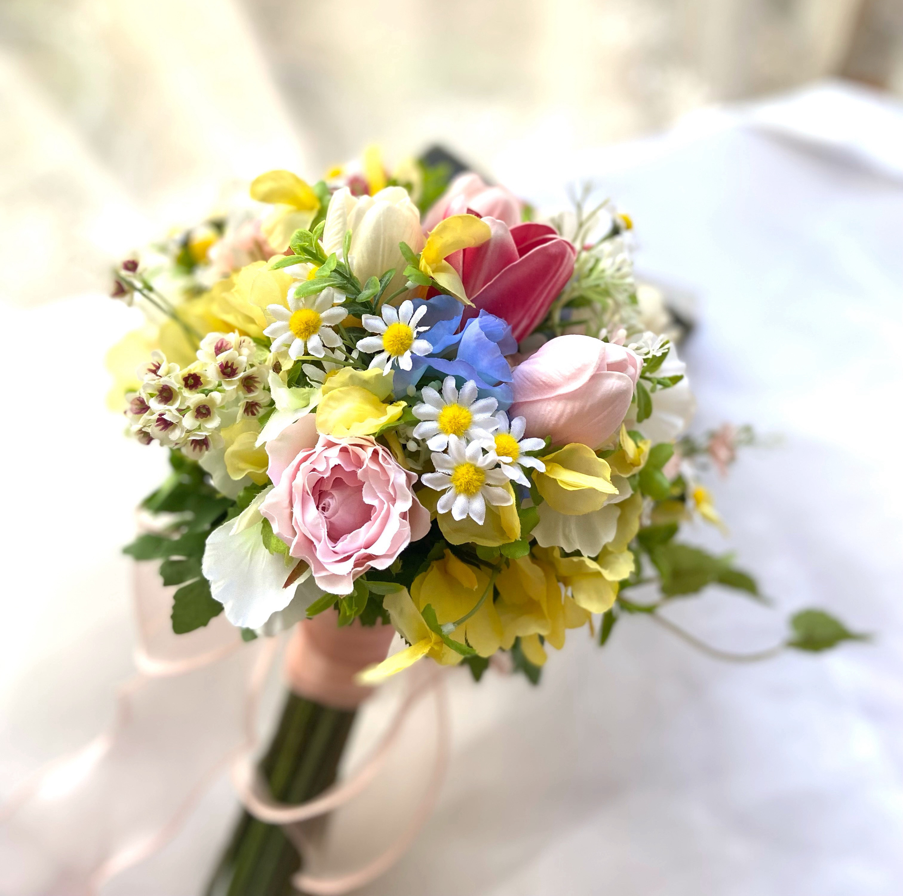 チューリップとスイートピーのクラッチブーケ（ブートニア付き）