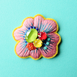 ＜Kira～ツムガレルハナ～＞花刺繍ブローチ「 色の咲く花 」 4枚目の画像