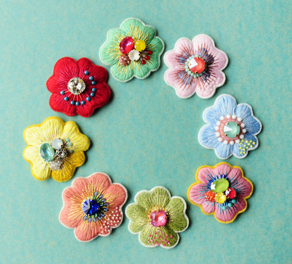 ＜Kira～ツムガレルハナ～＞花刺繍ブローチ「 色の咲く花 」 6枚目の画像