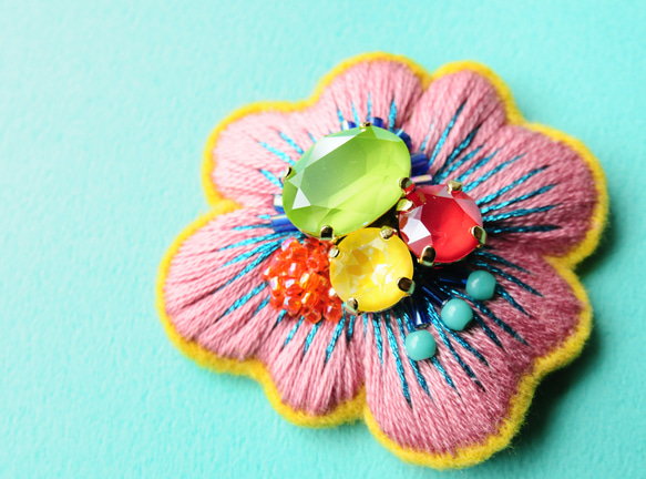＜Kira～ツムガレルハナ～＞花刺繍ブローチ「 色の咲く花 」 2枚目の画像