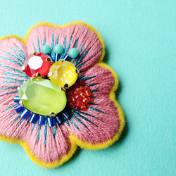 ＜Kira～ツムガレルハナ～＞花刺繍ブローチ「 色の咲く花 」 3枚目の画像