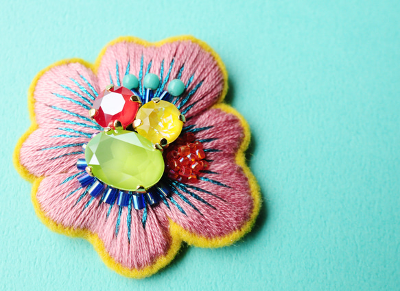＜Kira～ツムガレルハナ～＞花刺繍ブローチ「 色の咲く花 」 3枚目の画像