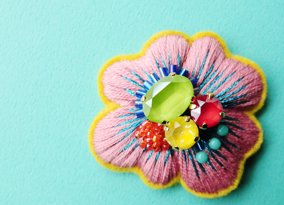 ＜Kira～ツムガレルハナ～＞花刺繍ブローチ「 色の咲く花 」 1枚目の画像