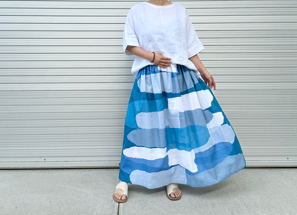 新作♪デザイナーズテキスタイルのスカート　グラデーションブルー 4枚目の画像