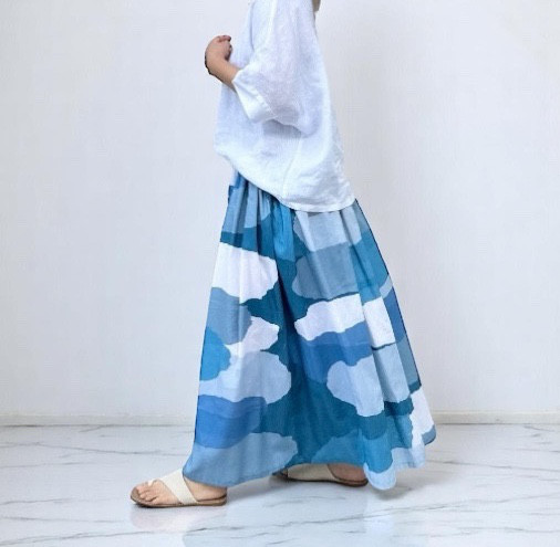 個性光るデザイナーズテキスタイルのスカート　グラデーションブルー 8,424円