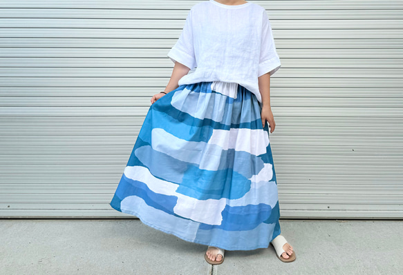 新作♪デザイナーズテキスタイルのスカート　グラデーションブルー 3枚目の画像