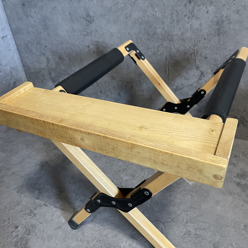 クーラーボックスの手前に置くだけ天然木製サイドテーブル！両手が自由