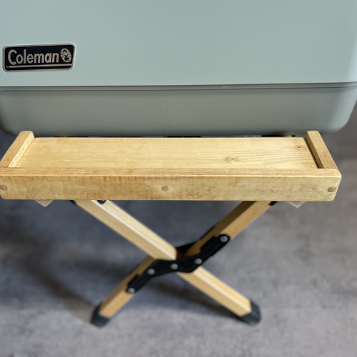 クーラーボックスの手前に置くだけ天然木製サイドテーブル！両手が自由