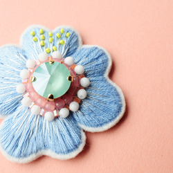 ＜Kira～ツムガレルハナ～＞花刺繍ブローチ「 青空の花庭 」 3枚目の画像