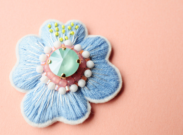 ＜Kira～ツムガレルハナ～＞花刺繍ブローチ「 青空の花庭 」 3枚目の画像